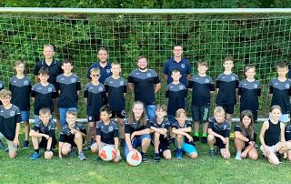 Die E1-Junioren der SG SV Großmuß/FC Hausen freuten sich über die Trainingsshirts des Bausachverständigenbüros Eduard Strasheim.
