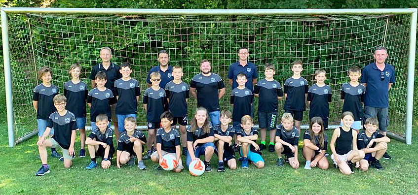 Die E1-Junioren der SG SV Großmuß/FC Hausen freuten sich über die Trainingsshirts des Bausachverständigenbüros Eduard Strasheim.